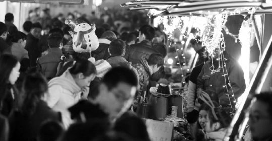 圣诞购物,餐饮小吃人气旺。本报记者 王筝 摄