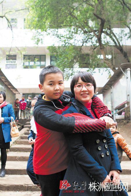 王李军带着10岁的儿子奇奇全身心地投入到山区支教生活中。　　曹攀 摄