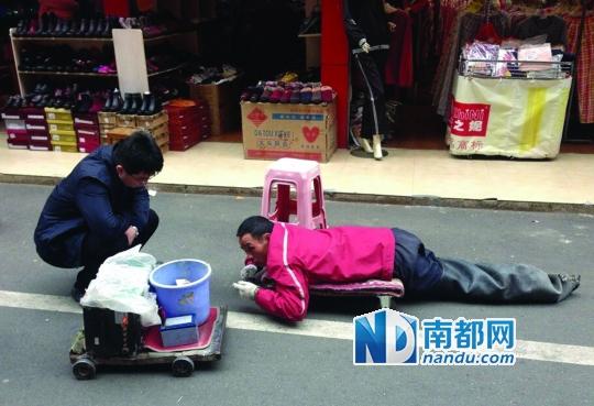 昨日上午，市救助站工作人员在南坛南门市场向“残疾人”询问情况。