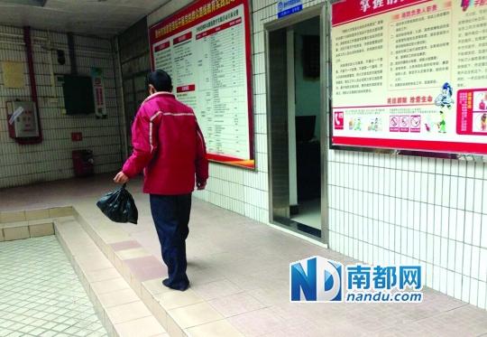 他被接回救助站后，双腿无恙。 南都记者 陈伟斌 摄