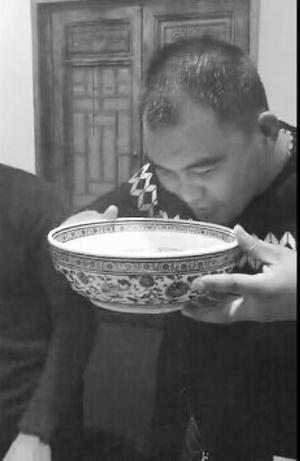 拼酒视频网上走红 徐州男子一口气喝4斤白酒