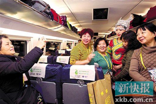 ■贵广高铁首趟列车上,苗族乘务员常常被乘客拉着拍合照。