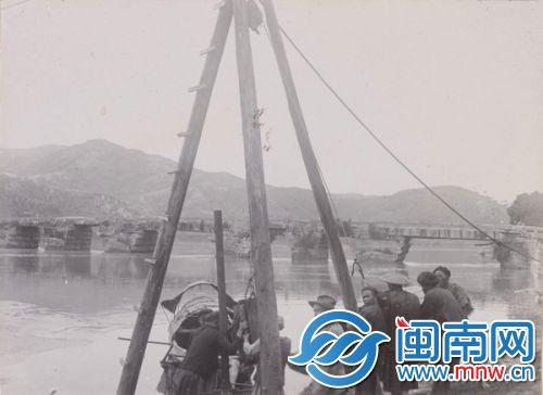 江东桥边,船工在卸行李 摄影亚瑟·威廉(吴文勤供图2)