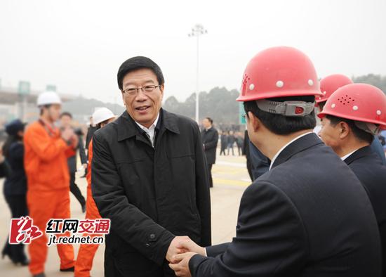 湖南省委书记、省人大常委会主任徐守盛亲切慰问长韶娄高速公路建设和管理单位代表。