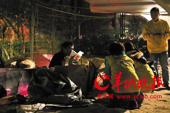 义工给街头流浪人员送上食品 羊城晚报记者周巍摄