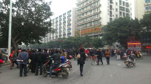和平路口群众围堵,车辆不能通行