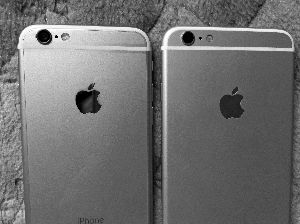 女士将这部手机（右）与正版iPhone6 Plus（左）对比发现，重量轻了很多，闪光灯和苹果标识也有差异。