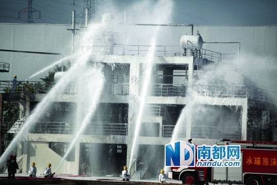 处置武装劫持加油站:油站“起火”,消防员扑救。