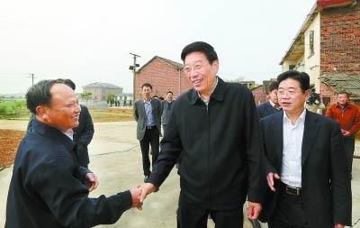 4月13日,徐守盛(中)在衡东县大浦镇调研,登门到堰桥村村民家中座谈。