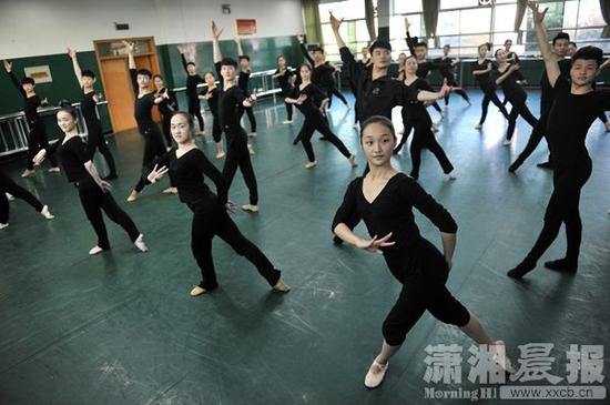 株洲一中学舞蹈班有32名男生 为艺考两年没碰
