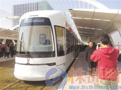 ▲超级电容有轨电车广州开通试乘当日，市民拍照留念 受访者供图