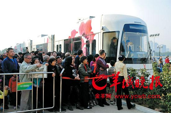 疏导密集人流广州严阵以待:有轨电车始发站,工作人员安排市民排队等候 宋金峪摄