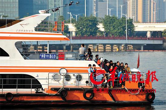 疏导密集人流广州严阵以待:水上巴士也做足安保措施 宋金峪摄