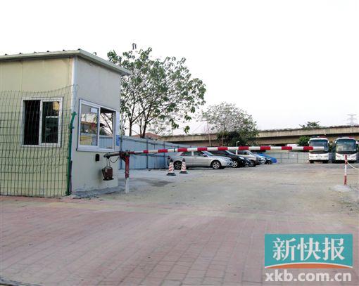 ■广州市内无证停车场无人监管,胡乱收费。新快报记者 张亮/摄