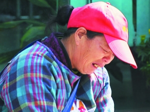 昨日事发后，死亡小贩的老伴刘阿姨在事发地点附近哭泣，不愿意接受采访。信息时报记者 周伟龙 摄