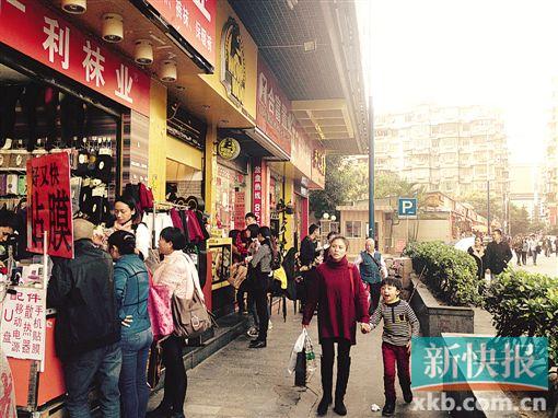■有流动小贩开店做店主,仍做贴膜生意。