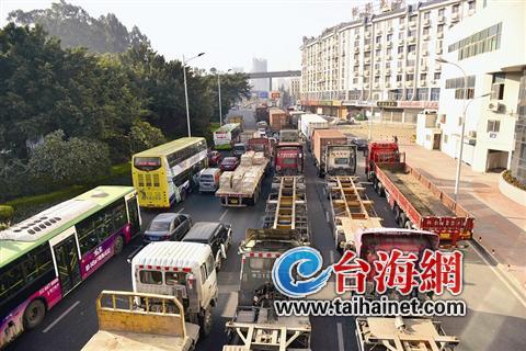 ◆9点前,各路大货车在海沧大桥口排队等待上桥