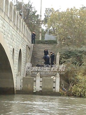法医在现场尸检