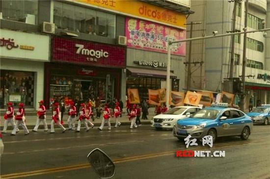 (花垣县街头棺材铺开业高调宣传。图片来自网友“成长的忧伤”)