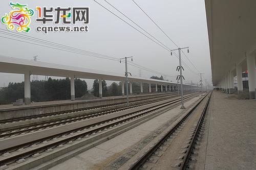 站台基本搭建完成,正在装修中。记者 蒋霞曦 摄