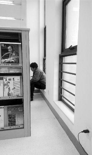 南航图书馆保洁阿姨读书被抓拍 网友齐点赞_新