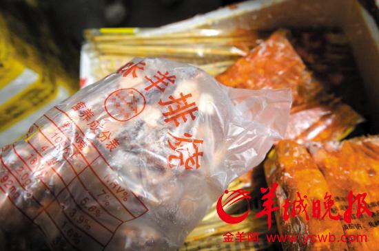 一林食品商行老板一直在否认有卖羊肉，但仓库中还是有“羊排烧”