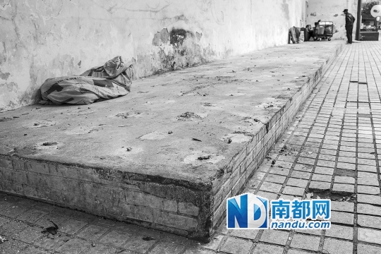 火车站对面某通信运营商营业厅外的水泥锥已铲除，不过据说马上要被植被取代。南都记者 钟锐钧 摄