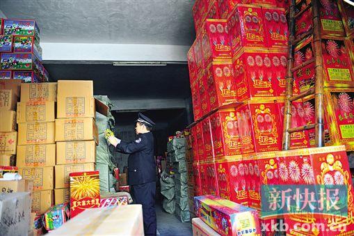 ■仓库里烟花爆竹 堆积如山。