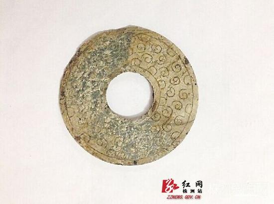 玉璧：曾环绕悬挂在棺木外