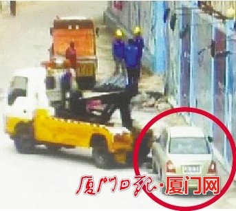 “最牛违法车”被警方拖走。(监控截图)