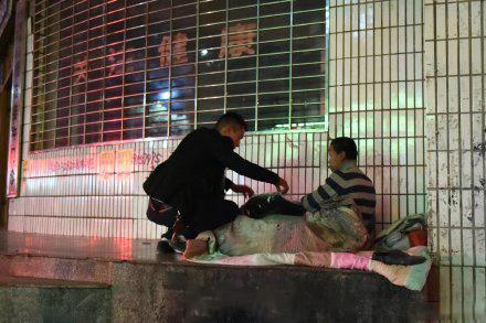 江西“送袄哥”冬夜为流浪者 孤寡老人送500件棉袄