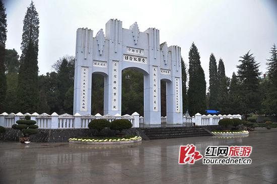 (“血”字形状的芷江中国抗日战争胜利受降纪念坊。)