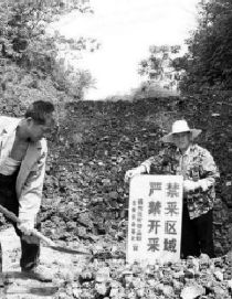 電線被切斷，機(jī)器都停止運(yùn)行，“禁區(qū)開采”的牌子豎起，礦場(chǎng)也被圍上了鐵絲網(wǎng)防止小孩進(jìn)入。這是2014年9月4日，武漢市蔡甸區(qū)侏儒中灣采石場(chǎng)的情景。