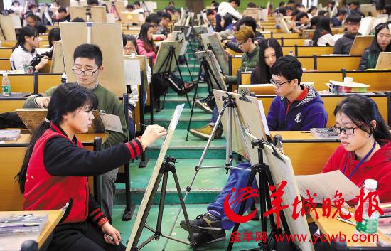 广东省普通高考艺术类专业术科统考昨在广州开考,图为华师考点 羊城晚报记者 陈秋明 摄