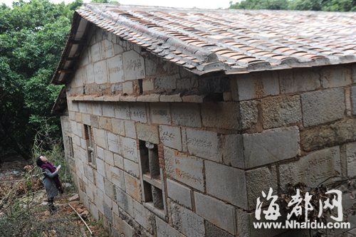 整座古厝的外墙，几乎都是由墓碑砌成
