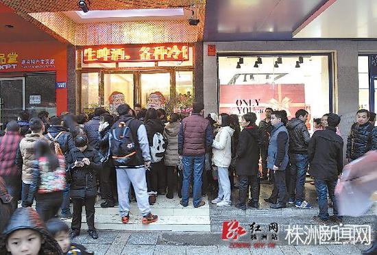 1月12日,钻石路口附近,一家餐厅外挤满了等候用餐的市民 记者 谢慧 摄