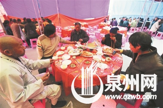 不少流浪乞讨人员闻讯过来吃饭