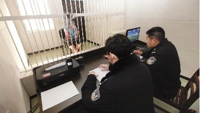 1月7日，武汉铁路公安处治安二大队民警提审嫌疑人。本报记者 徐楚云 通讯员 吴德君 摄