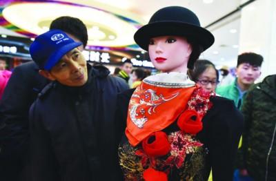 合肥智能机器人商场做导购 声音甜美像林志玲(图)