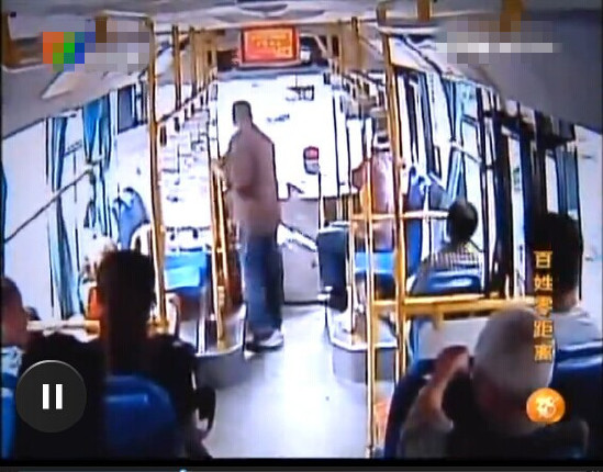 公交车上的监控视频画面(资料图)