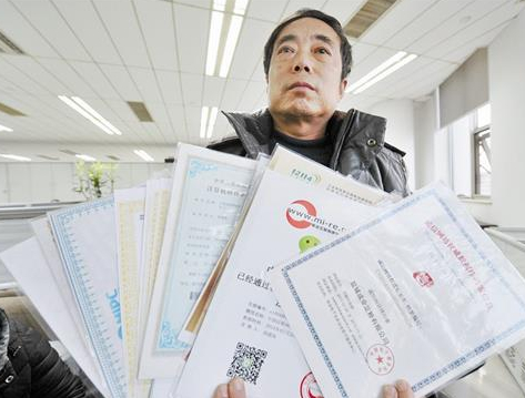 轻信域名卖大钱9人被骗 来汉维权遭遇人去楼空