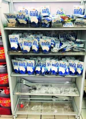 昨天中午12点,家乐福凤凰新村店货架上的“粤盐加碘低钠盐”已全被清空,只余下“澳洲湖盐雪晶盐”在销售。 信息时报记者 周伟龙 摄