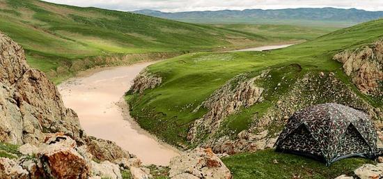 在动物学家带领下，考察队的志愿者借助船只进入峡谷。着陆之后，他们还要走进每一条山沟，登上每一个山头，仔细寻觅野生动物留下的蛛丝马迹。谷底海拔4300多米，高处山头海拔4600多米，陡峭的坡度、缺氧的环境，时刻考验着队员们的体能。烟瘴挂峡口是一处险滩，这也是长江中最靠上游的险滩。夏季，洪水季节来临，一般船只难以通过。1985年，探险家尧茂书正是在漂过这个险滩后为烟瘴挂命名的。考察队的帐篷四面都有观察孔。为让动物熟悉帐篷的存在，以获取它们的信任，帐篷需要提前几天搭建。观测期间，潜伏在帐篷中的队员不能使用烟火。