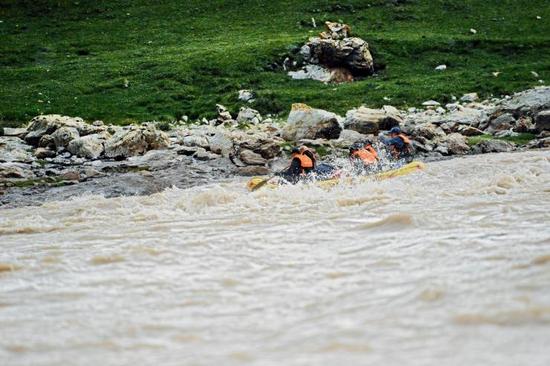 “绿色江河”志愿者通过一年的准备和调查，通过数据、图片、影像记录并展示峡谷内丰富的生物多样性和外围丰富的文化多样性，完成了相关调查报告。在科学数据、文字、图片、影像基础上，我们希望能借助多方力量，为烟瘴挂筑起一道坚实的绿色屏障，同时也为当地牧民寻求一条可持续的发展途径。 目前，“绿色江河”对烟瘴挂地区完成了阶段性的野生动物、野生植物和人类学领域的调查摸底。通过这些活动，希望能让政府和公众更多了解这块稀缺的生态之地。在此基础上，我们正在帮助当地设计、规划小规模的参与式、科考式旅游，同时建立当地社区自治共管模式，为当地的可持续发展提供一种路径，使当地自然生态和人文生态得到最好保护。