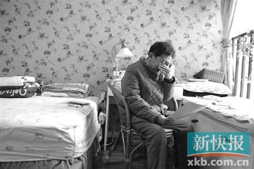 ■小淘气走丢后,鄢婆婆以泪洗面。