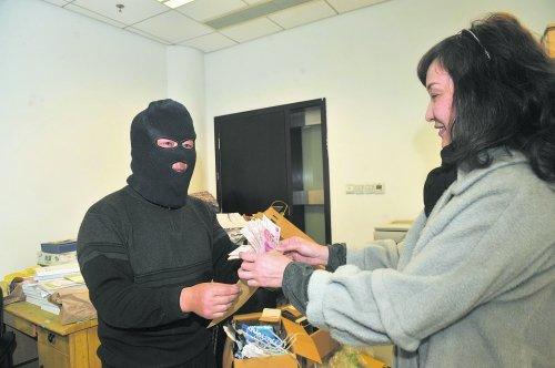 2010年1月15日,成都市民举报食品安全获奖,怕报复蒙面领取2000元奖金。