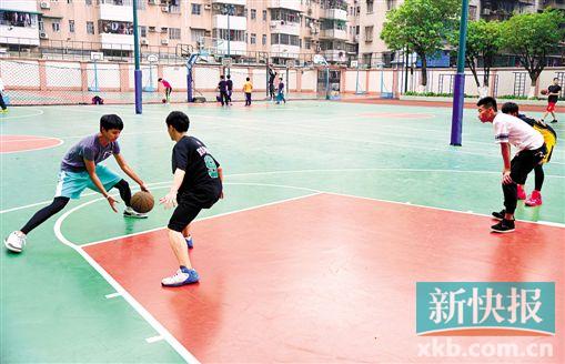 ■篮球爱好者在位于广州市海珠区的江南外国语学校打篮球。该校是开放体育场地较成功的学校。 新快报记者 宁彪 实习生 朱延森/摄