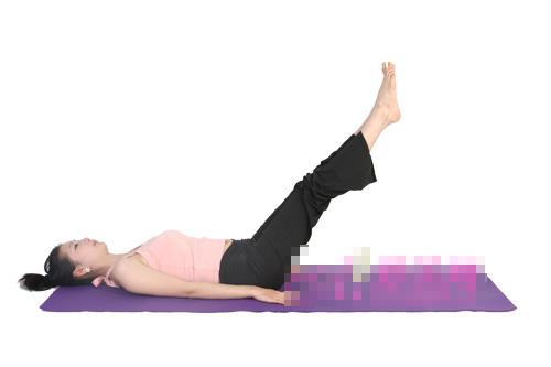 上伸腿式瑜伽动作 减肚子功效明显