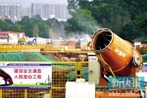 　　■借鉴香港经验,在天河公园的地铁施工现场采用PM2.5超标治理新专利——远射程风送式喷雾机控制扬尘污染。新快报记者 宁彪 实习生 朱延森/摄