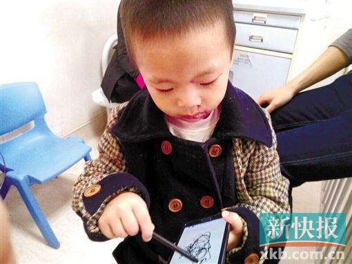 ■出院前小泽在医院玩手机。新快报记者 朱烁然/摄